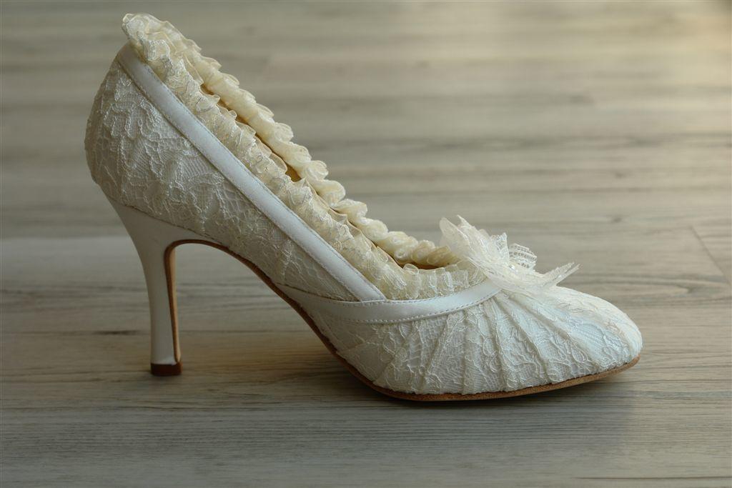 lace-wedding-shoes-wedding-dresses-guide