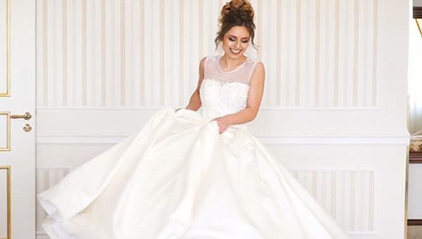 how to choose a wedding dress bride turn around fitting room bethaney photography