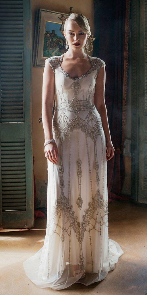 1920s-inspired wedding dress with vintage headpiece