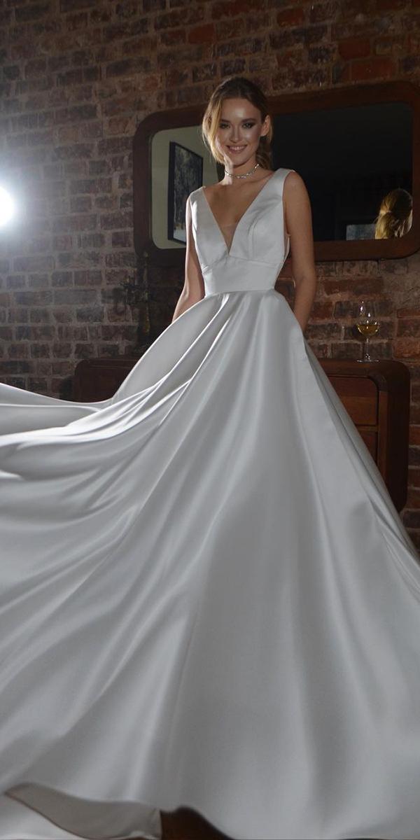 Silk Wedding Dresses For Elegant And Refined Bride 7861