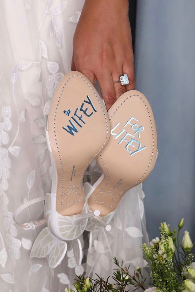  how to choose wedding shoes with signatures truebride