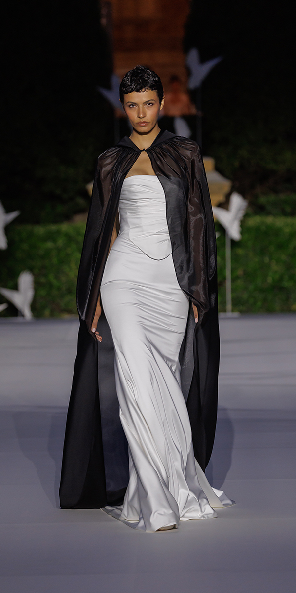 wona concept and eva lendel show in barcelona simple with black cape